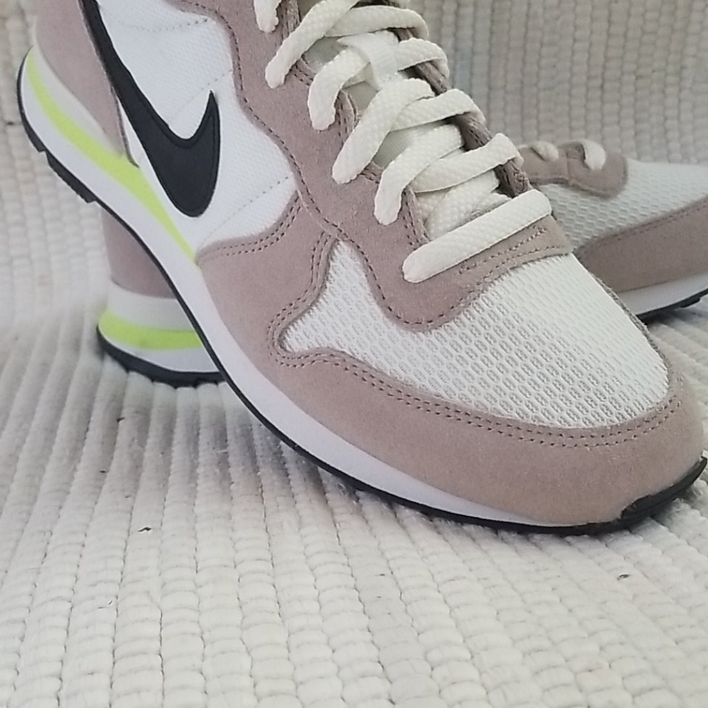 Nike Air Berwuda Athletic Shoe
